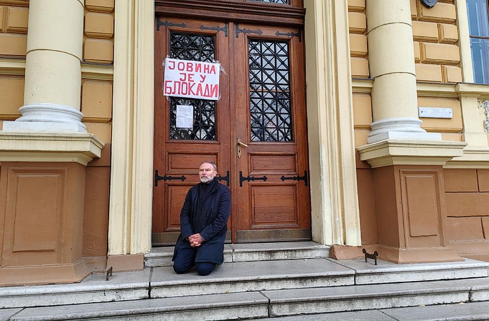 Direktor Jovine gimnazije odbio da pokaže diplome profesora, roditelji traže pomoć ministra Direktor Jovine gimnazije odbio da pokaže diplome profesora, roditelji traže pomoć ministra