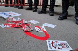 Novosadska prodavnica zatvorila vrata: Dokle god ljudi štrajkuju glađu, Zarezz ne radi