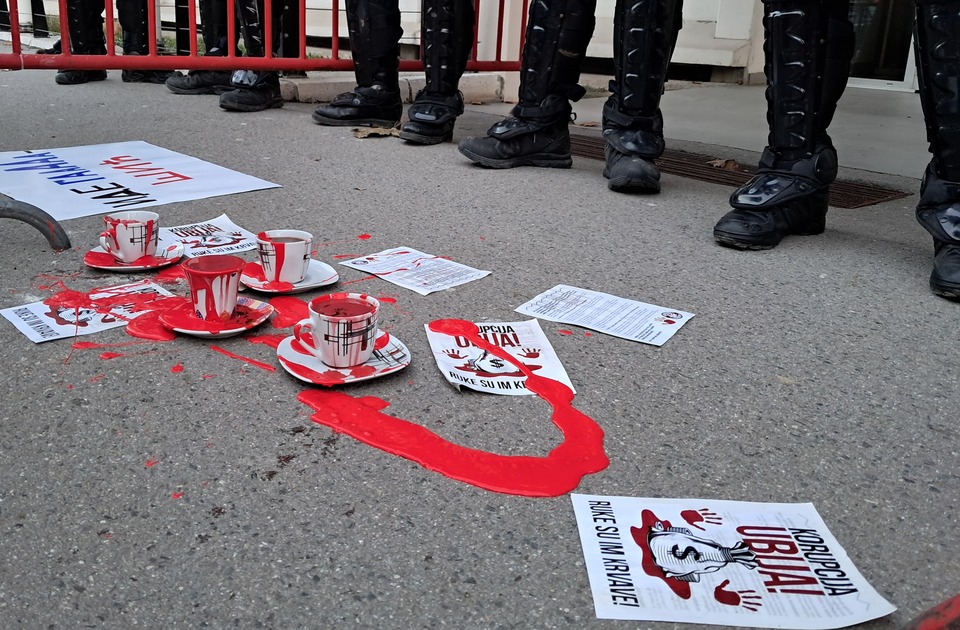 Novosadska prodavnica zatvorila vrata: Dokle god ljudi štrajkuju glađu, Zarezz ne radi