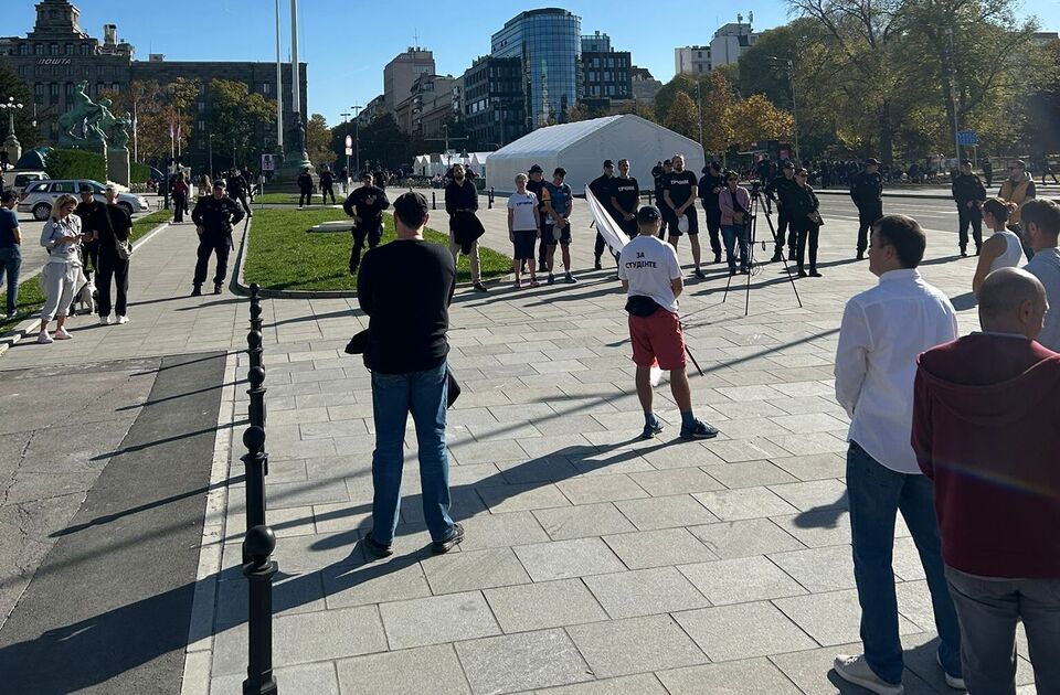 Dijana Hrka nastavlja štrajk glađu, građani pružaju podršku ispred Skupštine