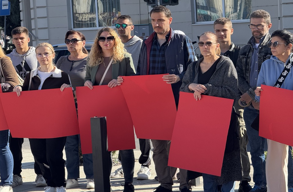 Inđinčani odali počast žrtvama tragedije u Novom Sadu (VIDEO) Inđinčani odali počast žrtvama tragedije u Novom Sadu (VIDEO)