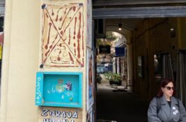 (VIDEO) Napad na antifašistički kolektiv u Novom Sadu na Međunarodni dan borbe protiv fašizma