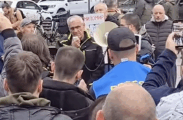 (VIDEO) Milomir Jaćimović, autoprevoznik iz Đurđeva, ulazi u štrajk glađu sa svojim detetom