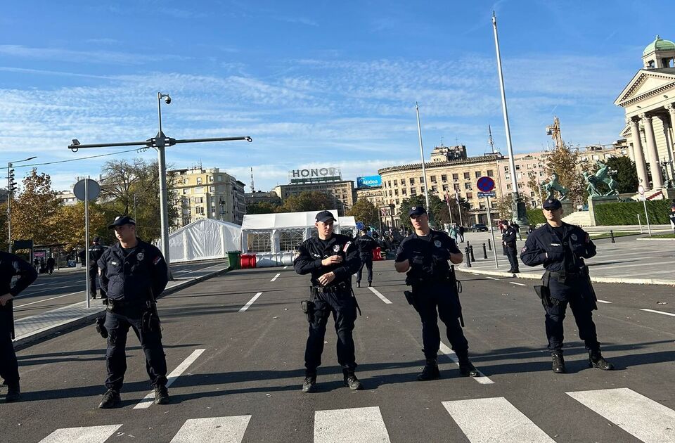 Policija privela 37 osoba zbog incidenata ispred Skupštine (VIDEO) Policija privela 37 osoba zbog incidenata ispred Skupštine (VIDEO)