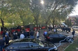 (VIDEO) Stara Pazova: Naprednjak pokušao da spreči novinarku da radi svoj posao