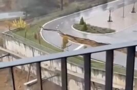 Obrušen deo puta u Kragujevcu: Potporni zidovi nastavljaju da klize (VIDEO)