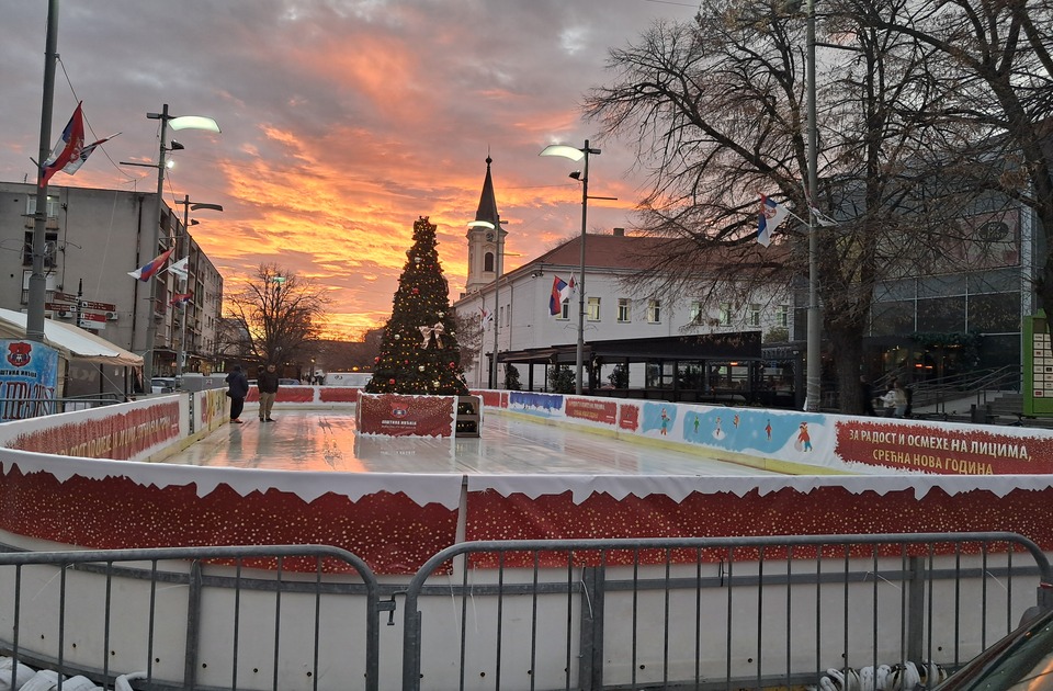 Opština Inđija planira zakup klizališta vredan 13 miliona dinara Opština Inđija planira zakup klizališta vredan 13 miliona dinara