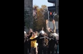 VIDEO: Policija intervenisala na mestu gde Dijana Hrka štrajkuje glađu, uhapšen prevoznik Jaćimović