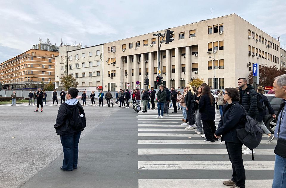 Novi Sad: Građani i studenti blokirali raskrsnicu u znak sećanja na Anju Radonjić Novi Sad: Građani i studenti blokirali raskrsnicu u znak sećanja na Anju Radonjić