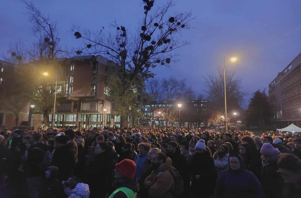 (VIDEO) Skup podrške Jeleni Kleut u kampusu: „Kada se kažnjava kritičko mišljenje, ugroženi smo svi“