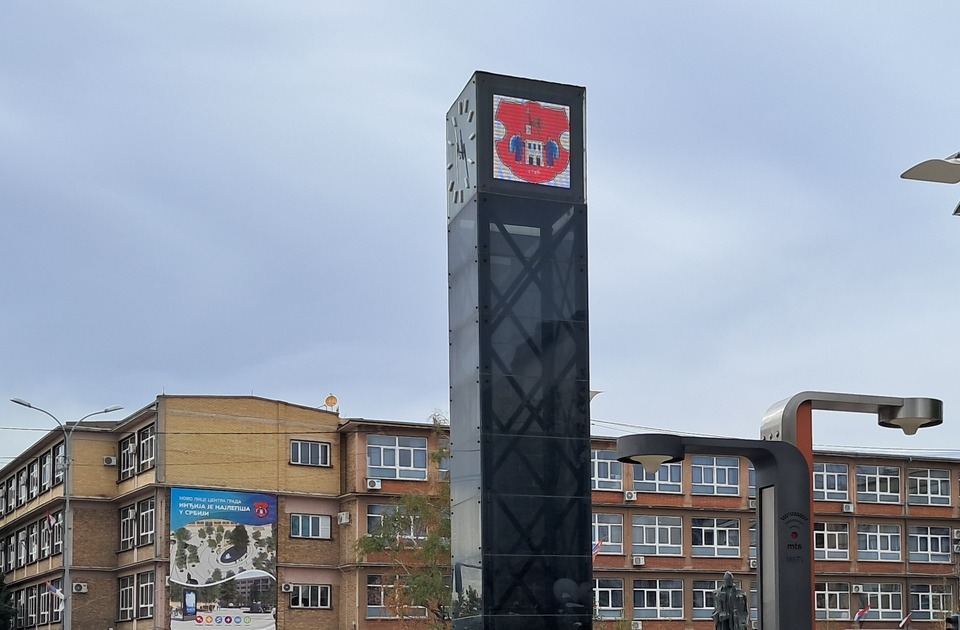 (FOTO/VIDEO) Gradski sat u Inđiji: 400.000 dinara godišnje za održavanje, oštećeni sat uglavnom ne radi