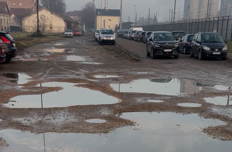 Parking kod železničke stanice u Inđiji: Infrastruktura priznaje problem