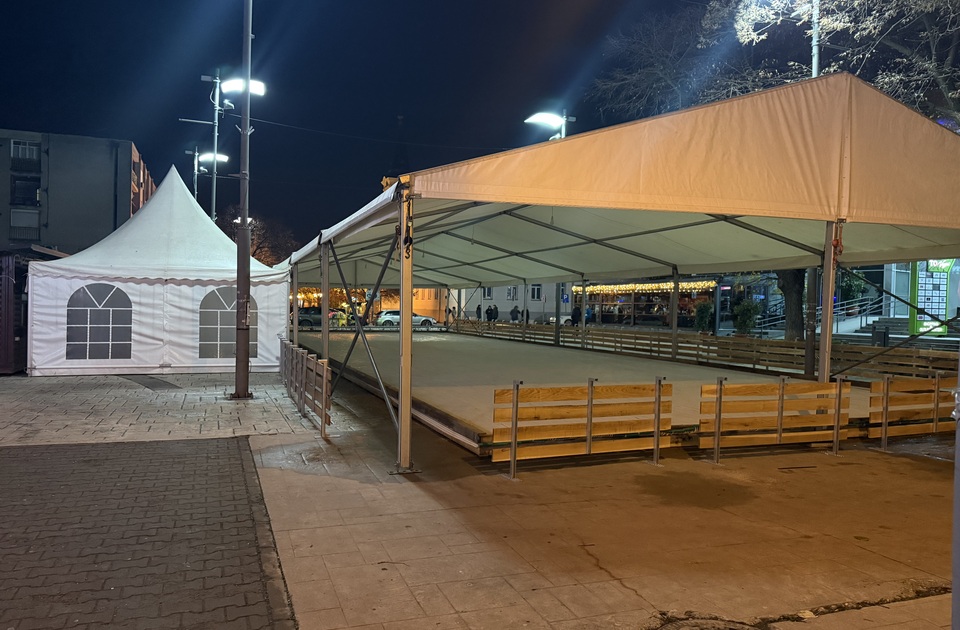 Inđija: Ugovor kaže klizalište od 10. decembra, nadležni najaljuju probijanje roka „oko 15.decembra“