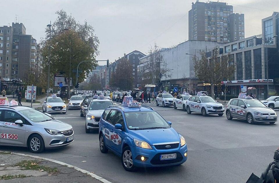 Taksisti blokirali centar Novog Sada nakon pogibije kolege: „Podržimo naše taksiste“