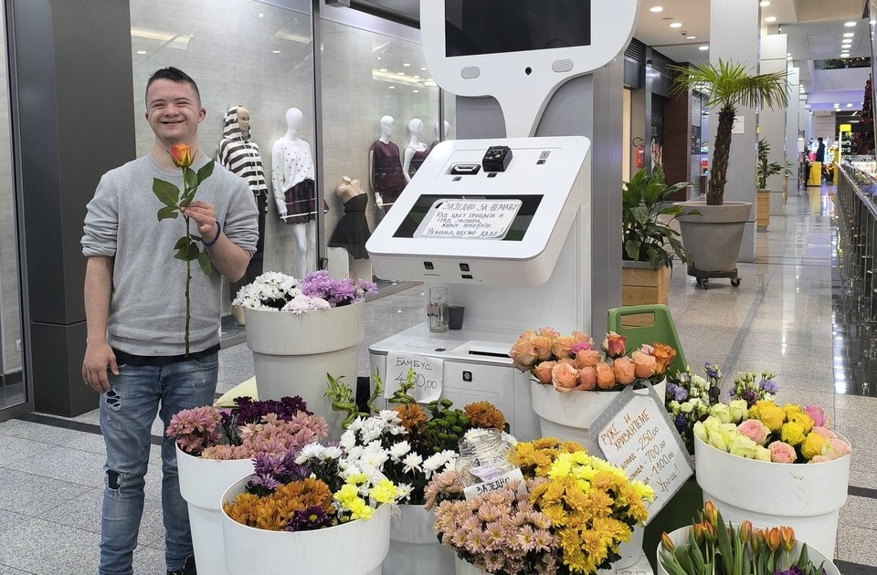 (VIDEO) Večiti dečak Uroš Milošević prodajom cveća prikuplja pomoć za lečenje Nemanje Pešuta (VIDEO) Večiti dečak Uroš Milošević prodajom cveća prikuplja pomoć za lečenje Nemanje Pešuta