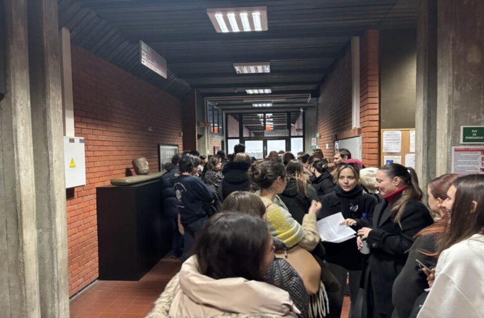 Profesori Filozofskog fakulteta blokirali Dekanat zbog odluke Senata o Jeleni Kleut (VIDEO)