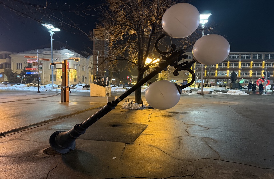 Srušeni kandelabar kao upozorenje: Pešačka zona u Inđiji i dalje bez kontrole saobraćaja