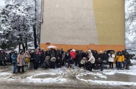 (VIDEO) Pančevci prekrečili grafite mržnje ispred zgrade u centru grada