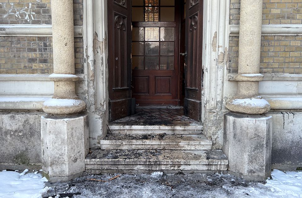 Podmetnut požar na Katedrali u Novom Sadu (VIDEO) Podmetnut požar na Katedrali u Novom Sadu (VIDEO)