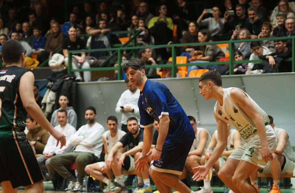 U Inđiji prikupljeno 400.000 dinara na humanitarnoj utakmici Železničara (VIDEO) U Inđiji prikupljeno 400.000 dinara na humanitarnoj utakmici Železničara (VIDEO)