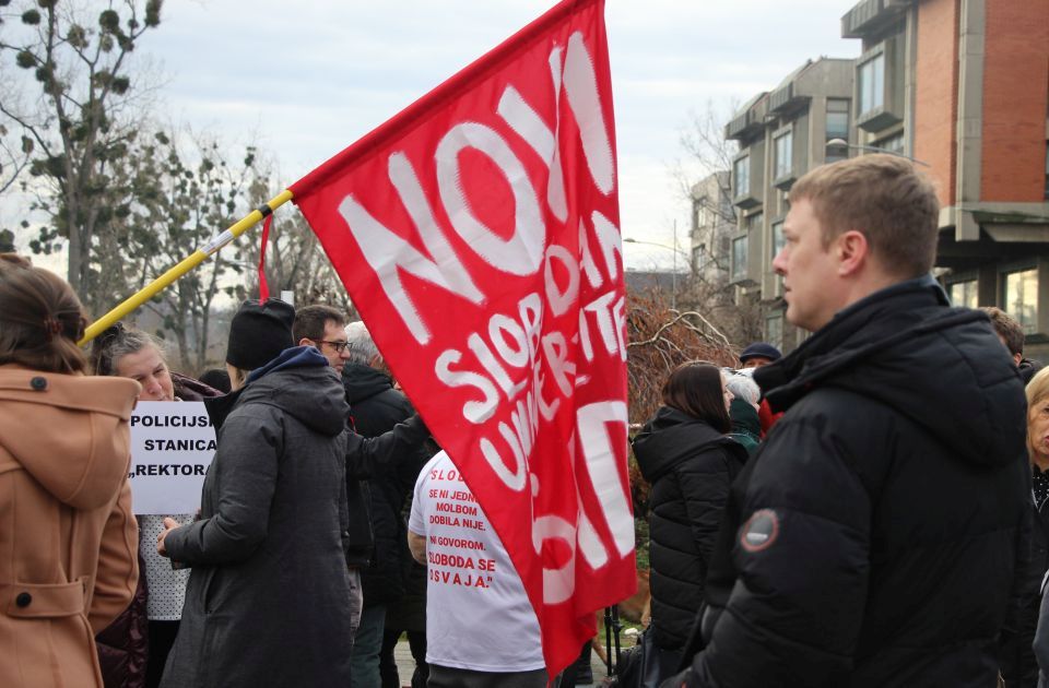Kako ste glasali? Profesori i studenti protestovali ispred Rektorata (VIDEO)