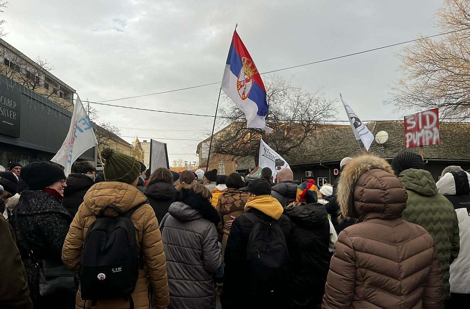 (VIDEO) Zrenjanin: Skup pod nazivom „ZR uz TFZR u blokadi“ održava se na godišnjicu studentskog protesta (VIDEO) Zrenjanin: Skup pod nazivom „ZR uz TFZR u blokadi“ održava se na godišnjicu studentskog protesta