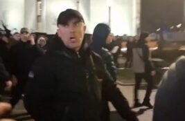 Novinar „Razglas news“-a napadnut ispred SNP-a, podneta krivična prijava (VIDEO)