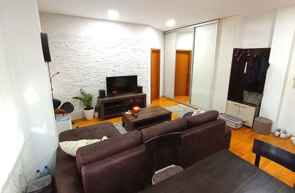 Hitno na prodaju: Stanovi u Novom Sadu Hitno na prodaju: Stanovi u Novom Sadu