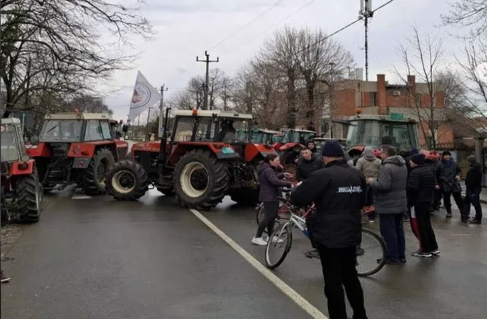 Poljoprivrednici radikalizuju protest: Srbija pod blokadama na više od 50 lokacija (VIDEO)