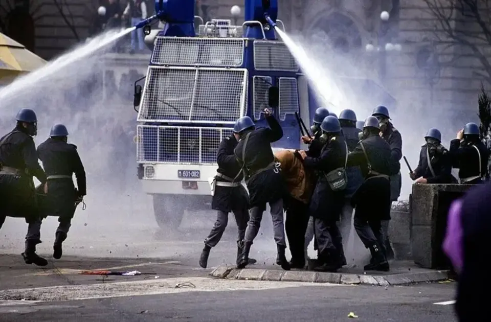 35 godina od 9. marta: Dan kada su građani izašli protiv režima i “TV Bastilje” 35 godina od 9. marta: Dan kada su građani izašli protiv režima i “TV Bastilje”