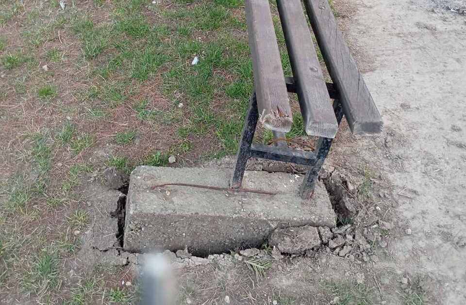 Izvaljena klupa na ulazu u katoličko groblje u Maradiku uznemirila meštane