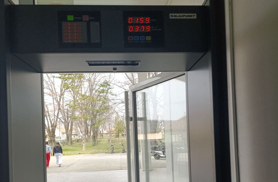 NSPRV: Bez procene rizika i uz sumnjiv tender uvedeni detektori u rumskoj gimnaziji