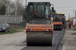 Neočekivano asfaltiranje: deo puta u Inđiji saniran bez pompe i objave lokalne vlasti