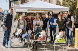 „Porodica Krompirović“ na stajalištu: Performans o javnom prevozu u Sremskoj Mitrovici