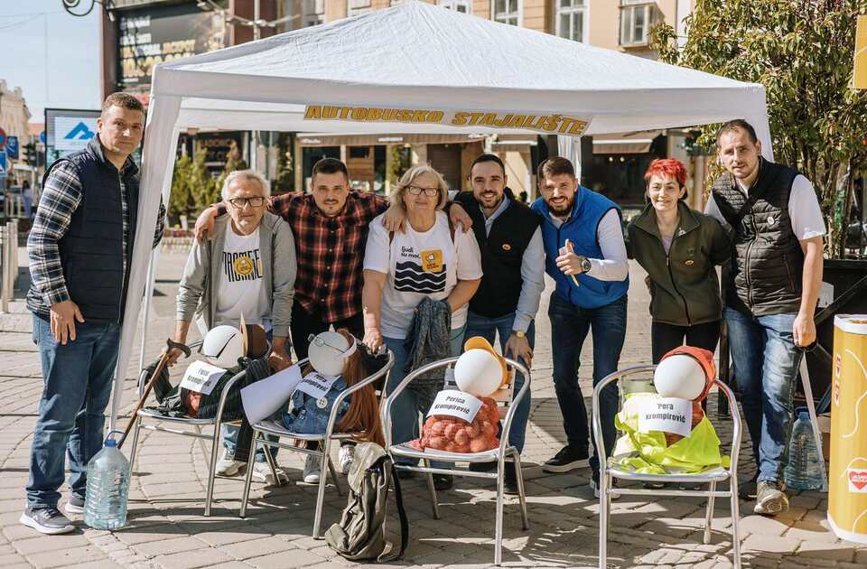 „Porodica Krompirović“ na stajalištu: Performans o javnom prevozu u Sremskoj Mitrovici