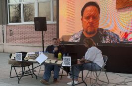 Promocija Vidojkovićevog romana „Četres prva“ u Inđiji i 240.500 dinara podrške za odbranu IN Medija