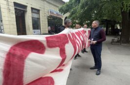 (VIDEO) Marko Gašić VS transparent „Studenti pobeđuju“