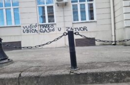 Zbor Inđija: Napadi na opštinu i lokale bude sumnju u organizovanu akciju