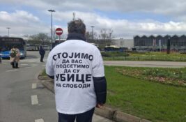 Novosađani blokirali raskrsnicu i odali počast žrtvama pada nadstrešnice kod železničke stanice (VIDEO)