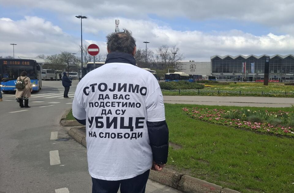 Novosađani blokirali raskrsnicu i odali počast žrtvama pada nadstrešnice kod železničke stanice (VIDEO)