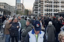 Skup podrške N1: Građani i novinari se okupili ispred zgrade televizije