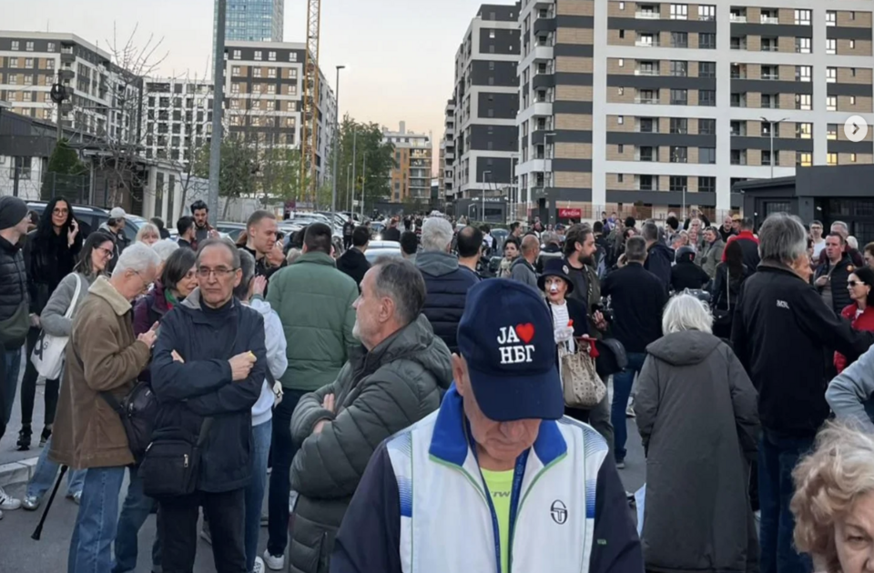 Skup podrške N1: Građani i novinari se okupili ispred zgrade televizije