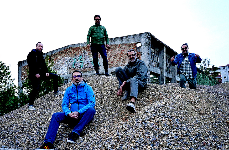 „Na sredini“: Dve decenije stare stihove sustigla stvarnost (VIDEO)