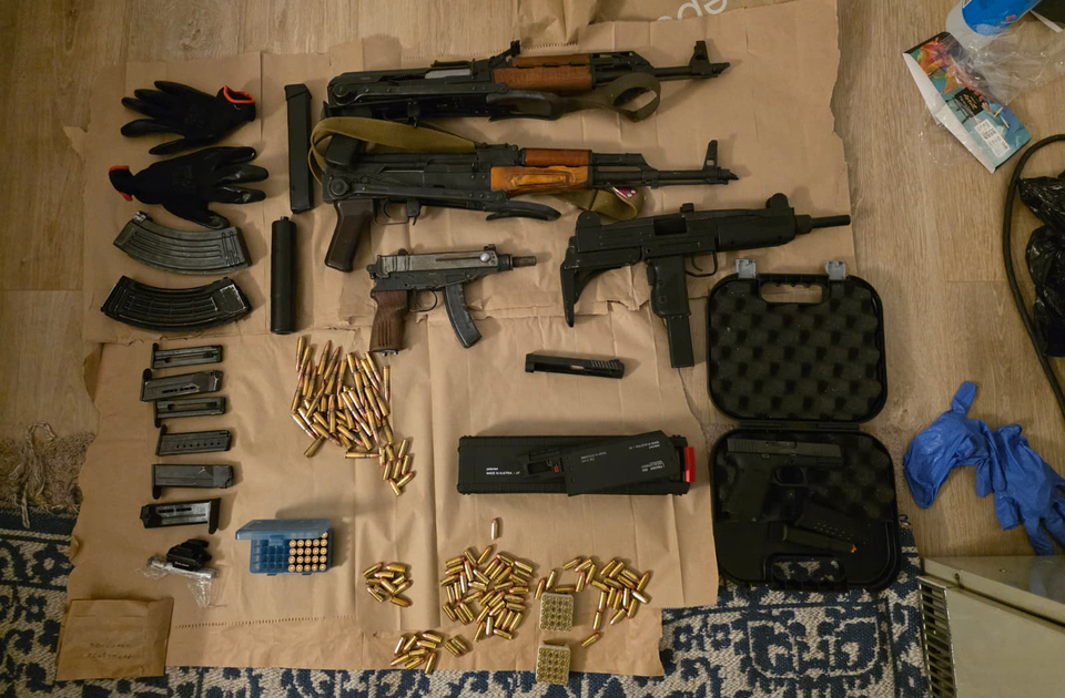 Hapšenje u Beogradu: Pronađeno oružje, eksploziv i droga, trojici osumnjičenih određeno zadržavanje