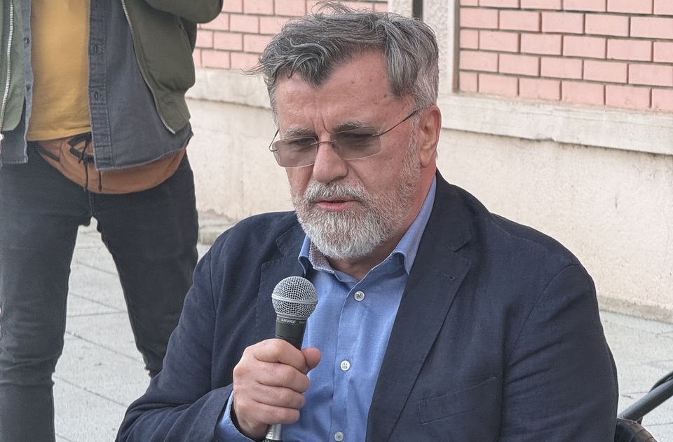 ANEM ALARM: Napad na novinara i predsednika UO ANEM Verana Matića  ispred Skupštine Srbije