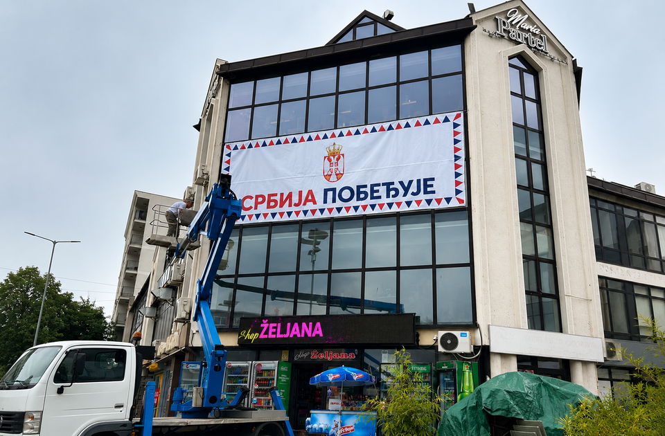„Srbija pobeđuje“: Nakon akcije pored državnog puta, transparent osvanuo i na tržnom centru