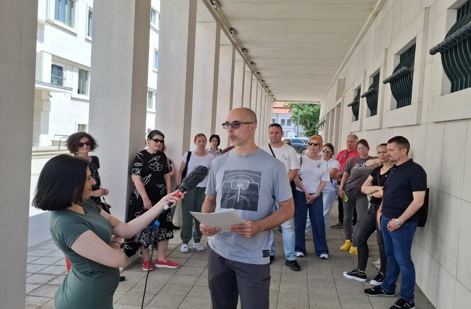 Roditelji učenika Jovina gimnazije traže smenu direktora, pokušali razgovor u Pokrajinskoj vladi