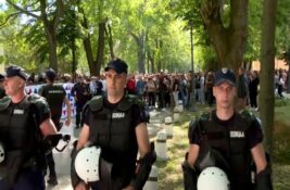 Veliko policijsko prisustvo ispred Skupštine u Kuli tokom sednice (VIDEO)