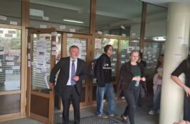 Roditelji učenika Jovine traže otkaz za direktora zbog talačke krize