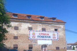 Stranački baner na zaštićenom spomeniku kulture u Sremskoj Mitrovici